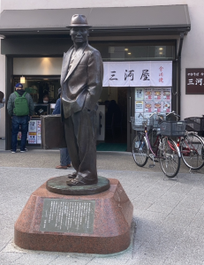 柴又駅前で寅さんがお出迎え